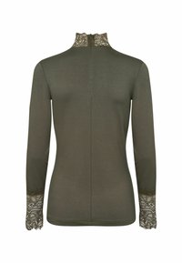 Top verde oliva a manica lunga con colletto in pizzo alto e dettagli in pizzo ai bordi delle maniche. Tessuto morbido con una texture liscia e design aderente.