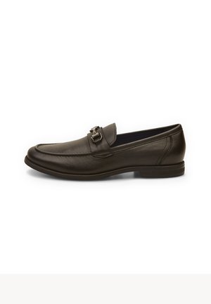 Mocassino in pelle marrone scuro con punta arrotondata, accentuato da una fibbia decorativa e rifiniture cucite lungo i lati. Sole in gomma piatta.