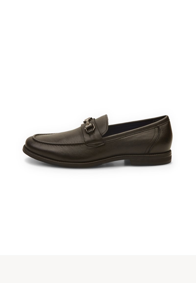 Dunkelbrauner Lederloafer mit runder Spitze, dekorativem Schnallenakzent und genähten Details an den Seiten. Flache Gummisohle.