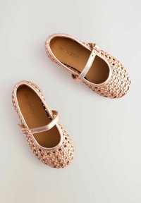 Roséguld vävda Mary Jane-skor med ett mjukt band och rund tå. Designen har en texturerad ovandel och en platt, stilren sula.