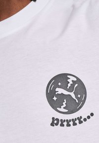 Hvit bomulls t-skjorte med et grått grafisk motiv av en sprettende puma innenfor et sirkulært design, pyntet med stjerner og teksten "prrrr...".