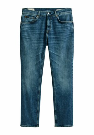 Blauwe spijkerbroek met een klassiek ontwerp met vijf zakken en vervaagde waseffecten, plat weergegeven op een witte achtergrond.