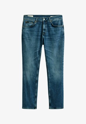 Blauwe spijkerbroek met een klassiek ontwerp met vijf zakken en vervaagde waseffecten, plat weergegeven op een witte achtergrond.