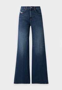 Jean large bleu foncé en denim. Comprend cinq poches, une fermeture à bouton et à glissière standard, et un léger dégradé le long des jambes.