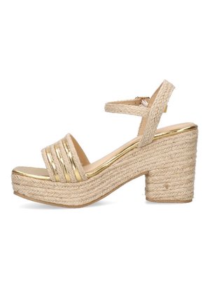 Sandale à plateforme tissée beige avec talon carré, bride à la cheville et accents métalliques dorés sur le bout et la semelle intérieure.