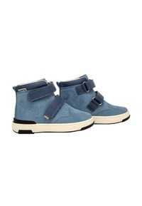 Bottines en suede bleu avec deux sangles réglables en velcro, semelle blanche et accents en caoutchouc noir. Texture lisse, design décontracté.