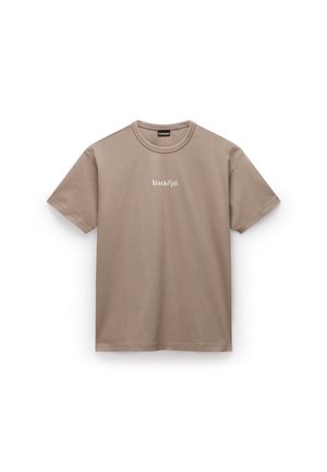 T-shirt in cotone marrone con maniche corte, colletto tondo e stampa di logo bianco sul fronte. Texture liscia, design casual.