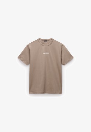 Barna pamut póló, rövid ujjal, kerek nyakkal és fehér logónyomattal az elején. Simább textúra, laza dizájn.