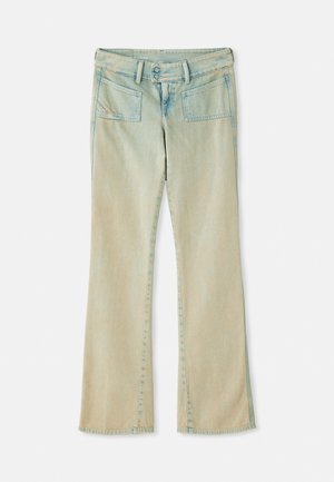 Jean flare en denim bleu clair avec une finition délavée, présentant des passants de ceinture, deux poches avant et deux poches arrière avec des accents de couture.