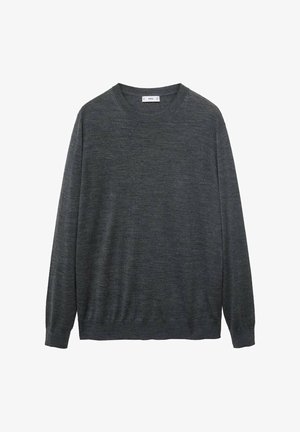 Tmavě šedý svetr vyrobený z měkkého pleteného materiálu. Má dlouhé rukávy, kulatý výstřih a volný střih se rovním lemem.