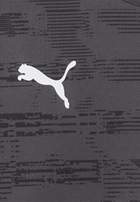 Črn športni material z teksturiranim vzorcem. Na vidnem mestu je prikazana bela skakalna puma logo.