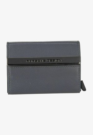 Graue Lederbörse mit rechteckiger Form, ausgestattet mit einem schwarzen metallischen Akzentbalken, der an der Vorderseite mit "Porsche Design" graviert ist.