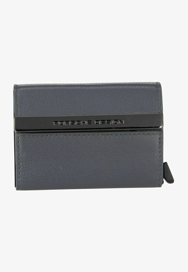Grijze leren portemonnee met een rechthoekige vorm, voorzien van een zwart metalen accentbalk die aan de voorkant is gegraveerd met "Porsche Design".