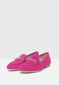 Fuchsia ruskinds loafers med en kædeaccent, med en rund tå og en lav hæl. Glat tekstur og slip-on design.