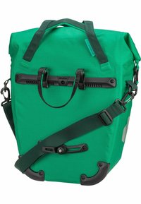 Borsa verde impermeabile con chiusura a rotolo, tracolla regolabile e dettagli in metallo nero. Presenta angoli rinforzati e logo.