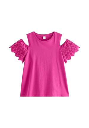 Felroze cold-shoulder top met ronde halslijn en korte mouwen van oogjeskant met gegolfde randen, plat gelegd op een witte achtergrond.