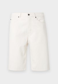 Λευκά τζιν σορτς με κουμπί και φερμουάρ μπροστά, θηλιές για ζώνη και σχεδίαση με πέντε τσέπες, εμφανιζόμενα σε απλό φόντο.