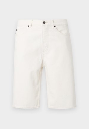 Weiße Denim-Shorts mit vorderem Knopf und Reißverschluss, Gürtelschlaufen und Fünf-Taschen-Design, vor schlichtem Hintergrund dargestellt.