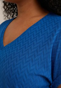 WE Fashion CURVE - Jednoduché tričko - blue