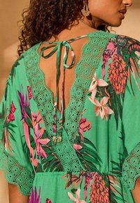 Love & Roses REGULAR FIT - TRIM DETAIL BELTED COVER-UP - Strandkiegészítő - green tropical