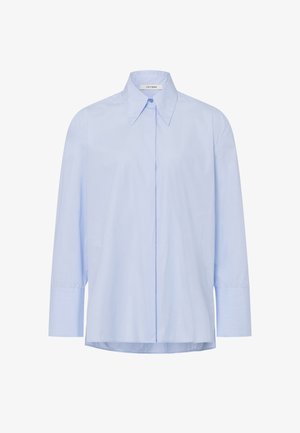 Jasnoniebieska, długosleeve koszula zapinana na guziki, wykonana z gładkiego materiału, z klapami w kształcie litery V i prostym dołem, o luźnym kroju.