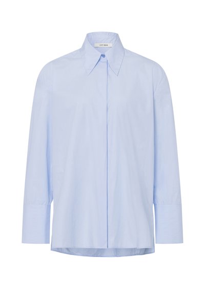 Camicia azzurro chiaro a maniche lunghe con bottoni, realizzata in tessuto liscio, dotata di colletto a punta e orlo dritto, con una vestibilità comoda.