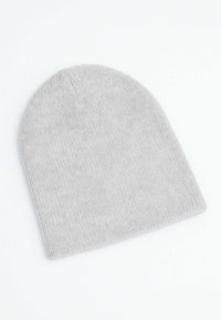 Cuffia lavorata a maglia grigia realizzata in tessuto morbido, caratterizzata da una texture a coste, una parte superiore arrotondata e una visiera flessibile per comfort e calore.