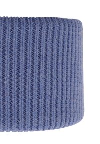 Bandeau tricoté bleu avec une texture ribbée et des lignes horizontales. Matière douce et flexible, idéale pour la chaleur et le confort.