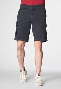 Shorts cargo grigi scuri, con molteplici tasche laterali, chiusura con bottone e dettagli cuciti. Realizzati in un tessuto traspirante per il massimo comfort.