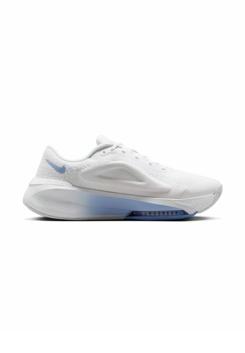 Scarpa sportiva bianca con una tomaia tessurizzata, dettagli blu chiaro e una suola blu sfumata. Presenta un'intersuola imbottita e un design con lacci.