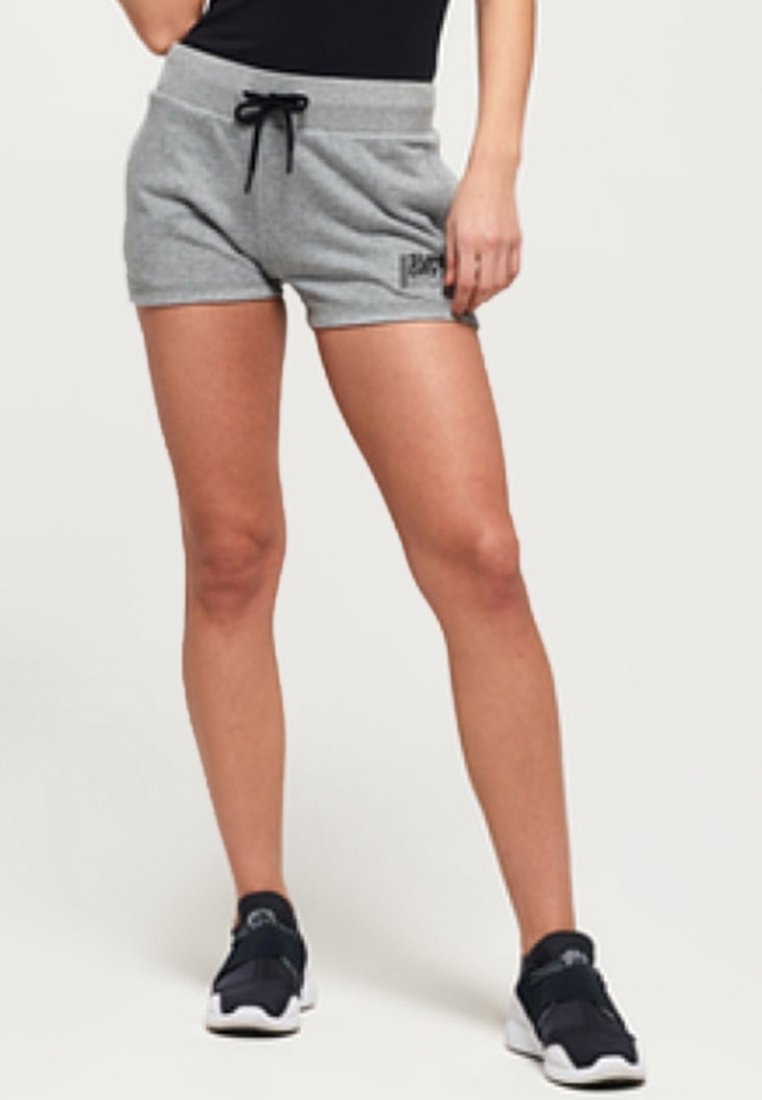 Pantalones cortos de mezcla de algodón gris con cintura elástica y cordón, con un gráfico de logo en la parte frontal inferior izquierda. Textura suave.