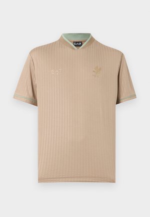 Beige sportshirt met korte mouwen en dunne verticale strepen, mintgroene kraag en mouwzoom, EA7-logo en embleem op de borst.
