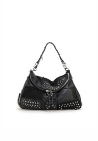 Sac à main en cuir noir avec des clous argentés, des panneaux texturés, une fermeture éclair et une seule bandoulière. Design doux et rond avec des accents.