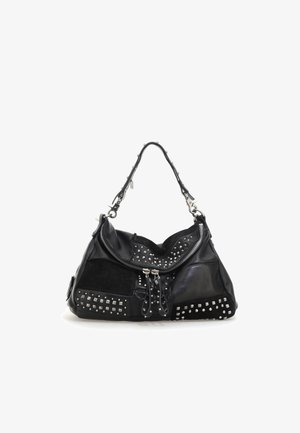 Bolso de mano de cuero negro con tachuelas plateadas, paneles texturizados, cierre de cremallera y una sola correa para el hombro. Diseño suave y redondeado con acentos.