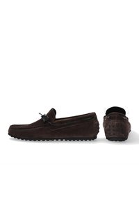 Braune Wildleder-Loafer mit gebundenem Schleifchen, gesticktem Rand und einer Gummisohle mit runden Grifffunktionen an der Ferse.
