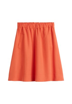 Oranje katoenen rok met een elastische tailleband, voorzien van twee zijzakken en een uitlopende stijl. Glad textuur en knielange pasvorm.