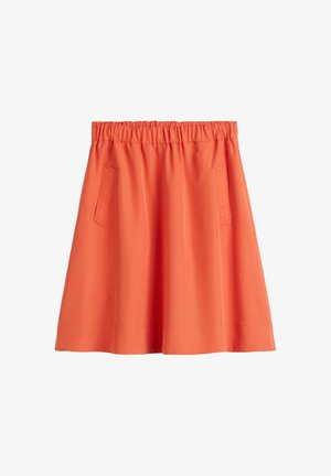 Pomarańczowa bawełniana spódnica z elastycznym pasem, z dwoma bocznymi kieszeniami i rozszerzanym fasonem. Gładka faktura i długość sięgająca kolan.