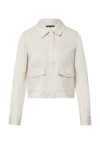 Przycięta beżowa kurtka z kołnierzem koszulowym, czterema przednimi kieszeniami i zapięciem na guziki; gładka faktura i prosty design.