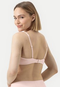 Reggiseno imbottito rosa con texture liscia, spalline regolabili e chiusura a gancio e occhiello sulla schiena. Presenta delicate rifiniture arricciate sulle spalline.
