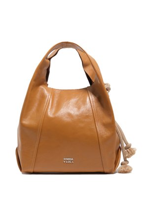 Bolso de cuero color canela con asas suaves, cuerda decorativa gruesa beige con borlas, y pequeño logo plateado "Bimba Y Lola" en la parte frontal.
