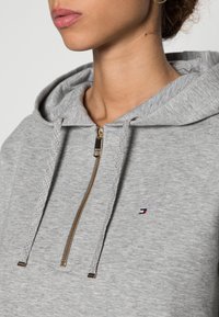 Tommy Hilfiger INTERLOCK HOODIE SHORT DRESS - Vestido de dia - light grey heather