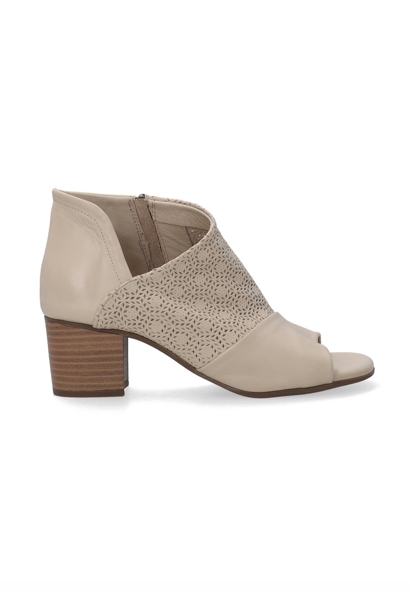 Beige læder ankelstøvle med peep toe, dekorativt udskæring mønster og tekstureret blokhæl. Lynlås i siden for nem indtræden.