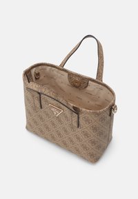 Hnědá vzorovaná taška přes rameno vyrobená z odolné tkaniny, s pozlaceným logem, dvěma uchy a béžovým interiérem s logem značky.