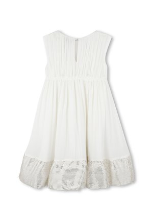 Robe sans manches blanche avec un bustier froncé, une fermeture en goutte d'eau au dos et une bordure texturée en métal argenté au niveau de l'ourlet.