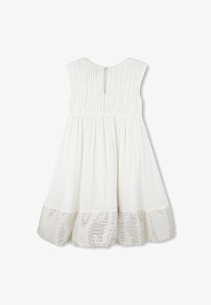 Robe sans manches blanche avec un bustier froncé, une fermeture en goutte d'eau au dos et une bordure texturée en métal argenté au niveau de l'ourlet.