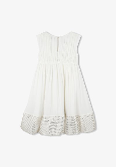 Robe sans manches blanche avec un bustier froncé, une fermeture en goutte d'eau au dos et une bordure texturée en métal argenté au niveau de l'ourlet.