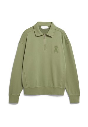 Olivgrüner Pullover mit langen Ärmeln, halbem Reißverschluss am Kragen, gerippten Bündchen und Saum sowie einem kleinen eingestickten Logo auf der linken Brust.
