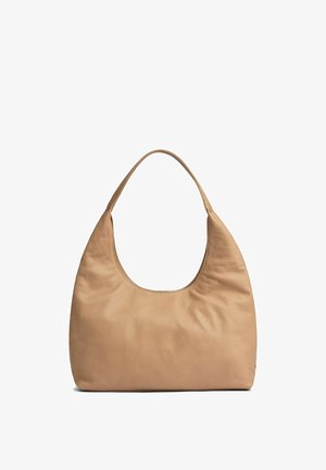 Bolso de hombro de cuero color canela con una correa ancha y una forma suavemente estructurada y redondeada sobre un fondo blanco.