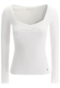 Haut à manches longues blanc côtelé avec un décolleté carré large, présentant des détails texturés subtils et un petit accent de logo à l'ourlet.