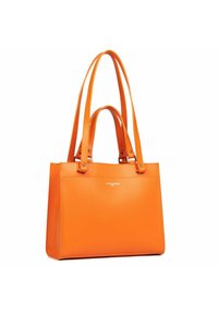 Sac fourre-tout en cuir orange avec poignées doubles, forme rectangulaire, texture lisse et accents métalliques. Présente un logo de marque à l'avant.